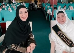 Mimpi Ibunda Oki Setiana Dewi: Wafat dalam Kondisi Bersama Al Quran