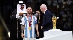 Mengenal Bisht, Jubah Dipakai Messi saat Angkat Trofi Piala Dunia 2022