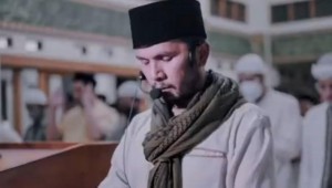 Busana Ustadz Hanan Attaki saat Salat Jumat, Tampil Trendi