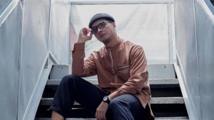 Tetap Modis, Rekomendasi Busana Salat Jumat ala Ricky Harun