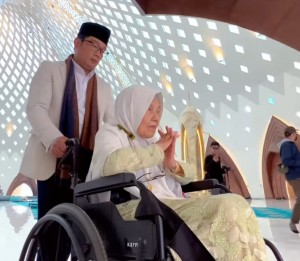 Ridwan Kamil Ungkap Alasan Tangisan Sang Ibu di Masjid Al Jabbar
