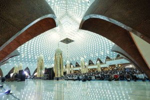 Masjid Al-Jabbar Ramai Dikunjungi Warga Saat Tahun Baru