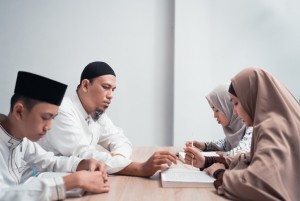 Adab Saat Membaca dan Mendengarkan Ayat Suci Al Quran
