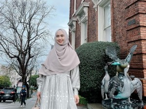 Plesir ke Eropa, Oki Setiana Dewi Sibuk Kunjungi Kampus