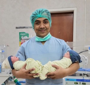 8 Tahun Menunggu, Ustaz Riza Muhammad dan Istri Dikarunia Anak Kembar