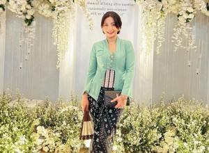 Gaya Hesti Purwadinata Tetap Cantik Pakai Kebaya 100 Ribuan