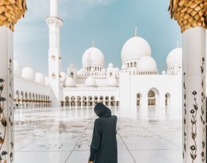 Selain Jennie BLACKPINK, 7 Pesohor Dunia Ini Berhijab di Masjid Sheikh Zayed