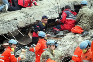 Kisah Emosional Tim Penyelamat Gempa Turki saat Evakuasi Gadis Cilik