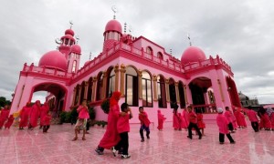 Masjid Pinky Dimaukom Sebarkan Indahnya Warna Toleransi