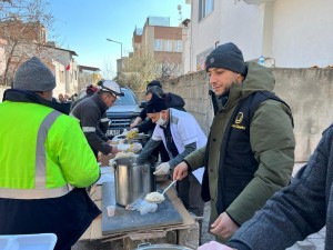 Maher Zain Membagikan Makanan ke Penyintas Gempa di Kahramanmaras