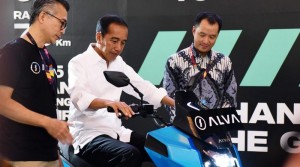 Jokowi Sebut Insentif Kendaraan Listrik Tetap Diberikan, Prioritas Roda Dua
