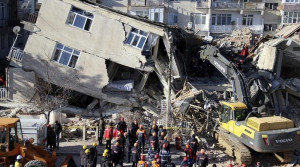 Bangunan Tahan Gempa Ambruk, Warga Ronesans Rezidans Turki Ngamuk