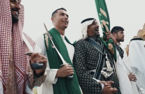 Bergamis dan Bawa Pedang, CR7 Asyik Berjoget Ikuti Alunan Rebana