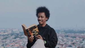 Komika dan Musisi Raim Laode Beri Beasiswa untuk Pemuda Wakatobi