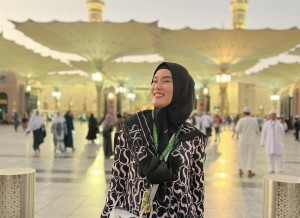 Pengalaman Umrah Pertama Stevie Agnecya Setelah Jadi Mualaf
