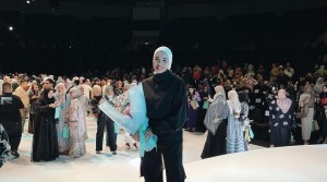 Gaya Hijab Alexandra Asmasoebrata di Luar Sirkuit Balap