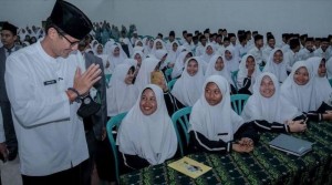 Menparekraf Ajak Santri Ponpes Al-Ikhlash Putri Ciptakan Konten Islami