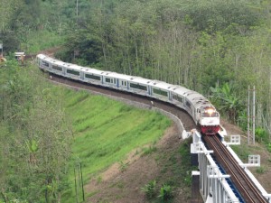 Kabar Gembira! Naik KAI Kini Tak Perlu Bawa Bukti Cetak Vaksinasi