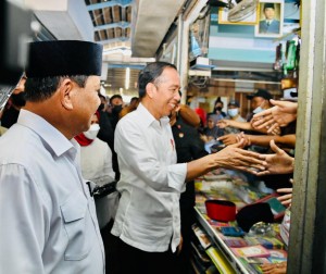 Kunjungan ke Pasar: Jokowi Beli Baju Koko, Prabowo Nawar Peci