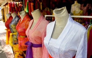 Ketentuan Busana Adat Bali, Bisa Pakai Baju Lain dengan Alasan Agama