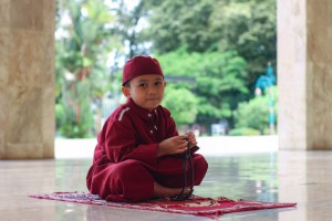 Arab Saudi Larang Bawa Anak ke Masjid, Benarkah Dilarang dalam Islam?