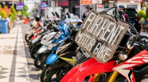 Turis Asing Dilarang Sewa Motor, Sandiaga: Perlu Kajian Komprehensif