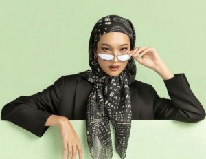 3 Inspirasi Tampil Stylish dengan Hijab Printing dan Pashmina