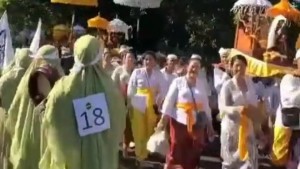 Momen Umat Islam dan Hindu Papasan Saat Pawai Ramadhan dan Nyepi