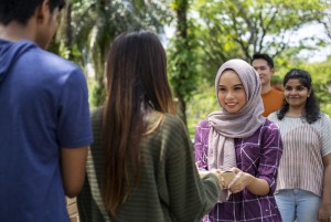 Bolehkan Terima Takjil Buka Puasa dari Nonmuslim?