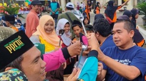 Kader PPP Kabupaten Blitar Bagikan Ribuan Sutil kepada Ibu-Ibu Pengajian