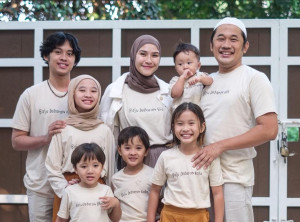 Zaskia Mecca Bagikan Keseruan Anak Jadi Petugas Bangun Sahur