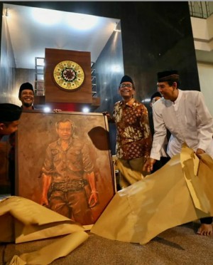 Prof Mahfud Dibuat Kaget, Beredar Lukisan Macho Mirip Dirinya