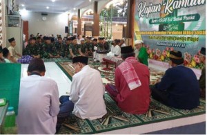Gagah Berseragam Doreng dan Kopyah, Prajurit Yonarmed 8/UY Jember Khusuk Tadarus Alquran