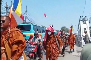 32 Biksu Lintas Negara Jalan Kaki ke Borobudur, Disambut Ribuan Muslim Indramayu