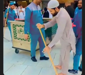 Atlet Kriket Ini Bersihkan Lantai Masjid Haram Saat Berhaji