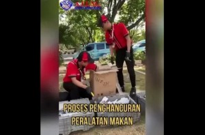 Jaga Halal, Baso A Fung Hancurkan Mangkok Usai Dipakai Makan Kerupuk Babi