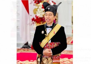 Jokowi Kenakan Pakaian Panglima Raja Pakubuwono Hadiningrat saat Upacara Detik-detik Proklamasi