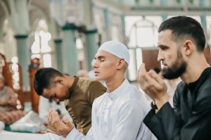 Pakai Thawb dan Peci Putih, Bek Persita Christian Rontini Mantap Ucap Syahadat