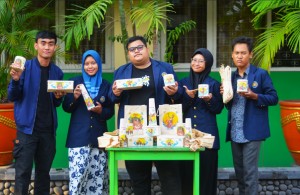Kreasi Mahasiswa Unesa, Olah Sampah Pelepah Pisang Jadi Produk Kriya