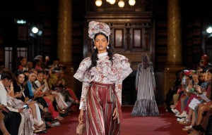 Koleksi Busana Sopan Benang Jarum Melenggang di London Fashion Week