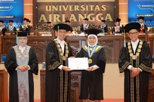 Gubernur Khofifah Raih Gelar Doktor Honoris Causa dari Unair