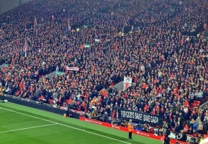 Dukung Palestina, Fans Liverpool Bentangkan Spanduk 'Demi Tuhan Selamatkan Gaza'
