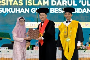 Ketua KPPU Dikukuhkan Sebagai Profesor Ilmu Hukum di Universitas Darul Ulum Lamongan