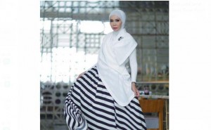 Tampil Modis dengan Baju Longgar dan Hijab ala Okky Asokawati