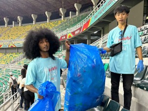 Keren! Aksi #DatangBersihPulangBersih Suporter Indonesia di GBT Banjir Pujian