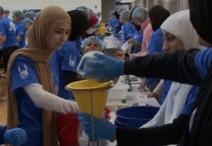 Tebar Nilai Islam, Mahasiswa Muslim Virginia Bagi-Bagi 30 Ribu Boks Makanan