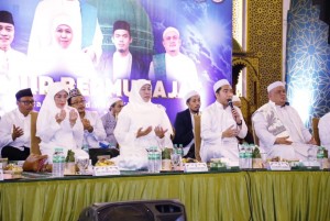 Jawa Timur Bermunajat, Gubernur Khofifah Ajak Jamaah Doakan Indonesia Aman dan Berkah