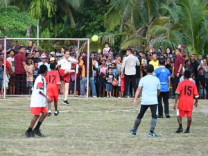 Keseruan Presiden Jokowi Bermain Bola Bareng Pelajar di Biak Numfor