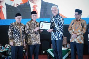 Uji Publik Tuntas, Capres-Cawapres Terima Tanda Anggota Kehormatan Muhammadiyah