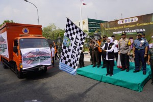 Gubernur Khofifah Berangkatkan 81 Truk Bantuan Kemanusiaan untuk Palestina